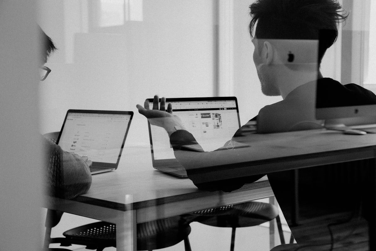 Mitarbeiterin absolviert Security Awareness Schulung am Laptop